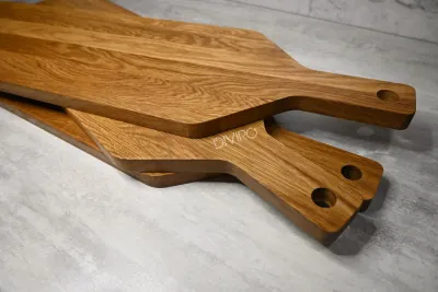Длинная узкая доска для подачи с ручкой, дуб 68×20 см от мастерской DIVIRO